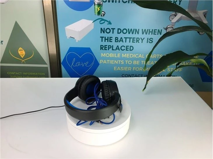 Black PC Headphones Is Good Helper For Gamers.